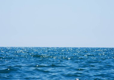 Deniz arka planındaki ışıklar. Dalgalar.