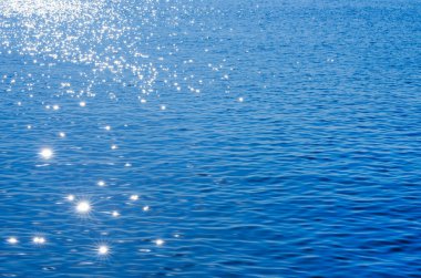 Deniz arka planındaki ışıklar. Dalgalar.