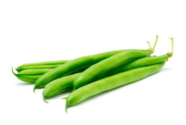 Beyaz arkaplanda yeşil fasulyeler izole edilmiş.