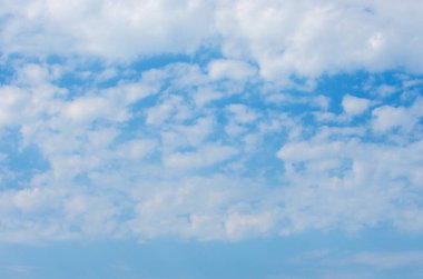 Mavi gökyüzünde beyaz bulutlar