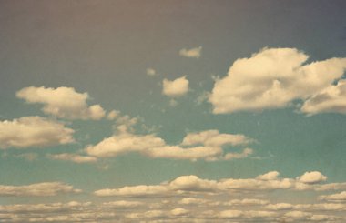 Mavi gökyüzündeki bulutlar