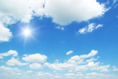 Mavi gökyüzünde beyaz kabarık bulutlar