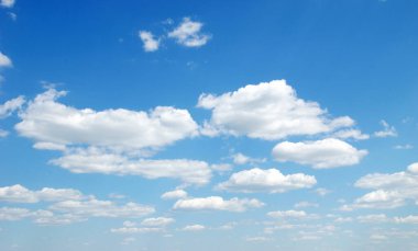 Mavi gökyüzünde beyaz bulutlar