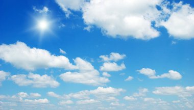 Mavi gökyüzündeki bulutlar