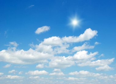 Mavi gökyüzündeki bulutlar