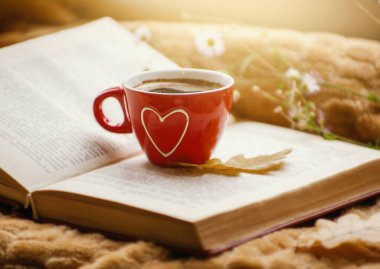 Arka planda sıcak kahve ve sonbahar doğası..