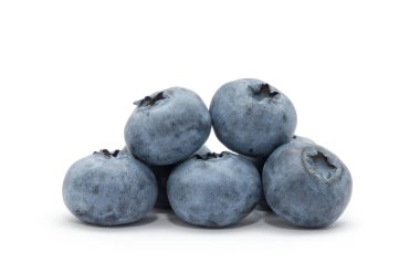 Beyaz arka planda izole edilmiş taze yaban mersini.