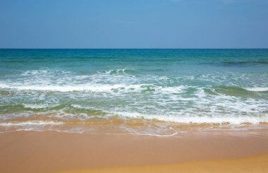 Güzel gökyüzü ve mavi deniz