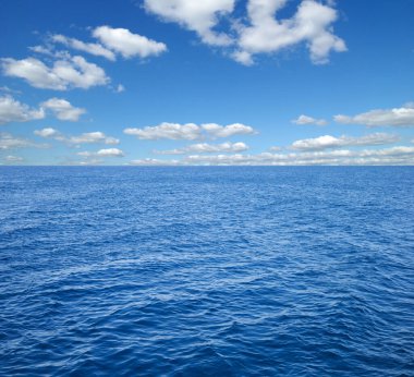 Güzel gökyüzü ve mavi deniz