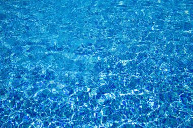 Yüzme havuzunda mavi su