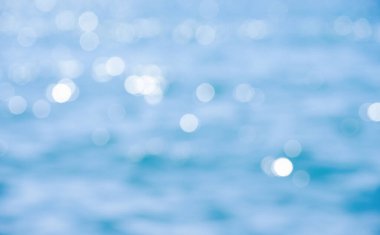 Deniz arka planındaki ışıklar. Dalgalar.