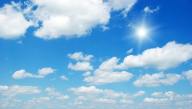 Mavi gökyüzündeki bulutlar