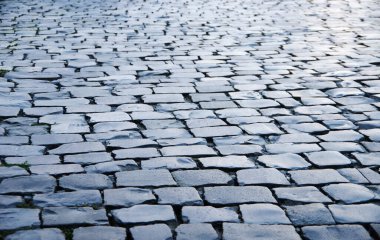 arka plan olarak Arnavut kaldırımlı yol