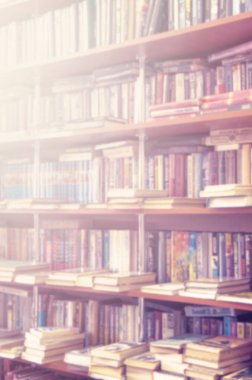 arka plan tasarımınız için Kütüphane içinde bulanık bookshelf