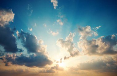 Bulutlar gökyüzünde gün batımı.