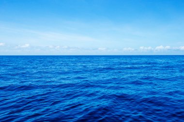 Güzel gökyüzü ve mavi deniz