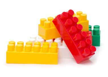 beyaz zemin üzerine plastik inşaat