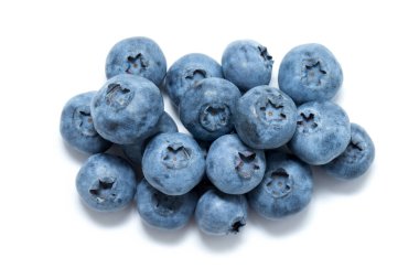 Beyaz arka planda izole edilmiş taze yaban mersini.