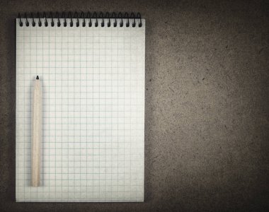 ağaçların üstünde defter ve kalem 