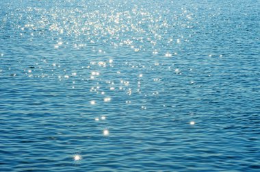 Deniz arka planındaki ışıklar. Dalgalar.