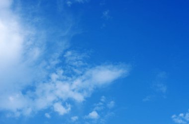 Mavi gökyüzünde beyaz bulutlar