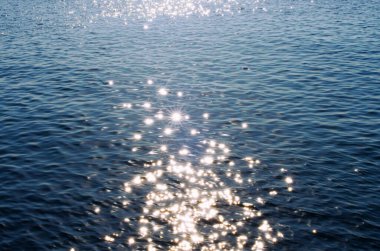 Deniz arka planındaki ışıklar. Dalgalar.