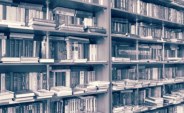 arka plan tasarımınız için Kütüphane içinde bulanık bookshelf