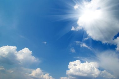 Mavi gökyüzünde güneş.