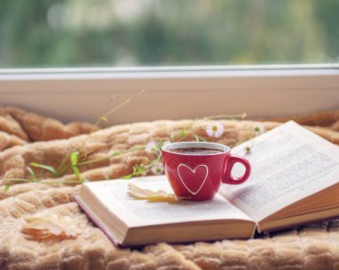 Arka planda sıcak kahve ve sonbahar doğası..