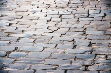 arka plan olarak Arnavut kaldırımlı yol