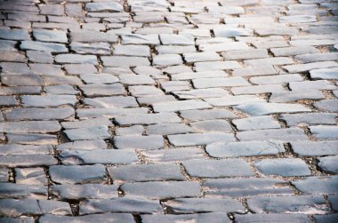 arka plan olarak Arnavut kaldırımlı yol