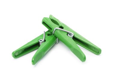 Beyaz arka plan üzerinde renkli giysiler pin