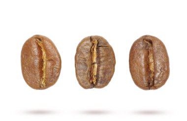 Kahve çekirdekleri beyaz üzerine izole