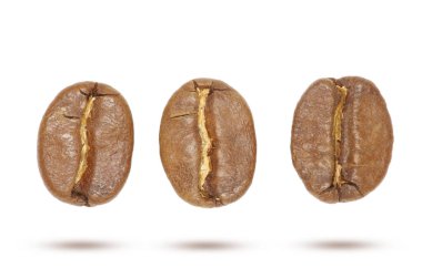 Kahve çekirdekleri beyaz üzerine izole