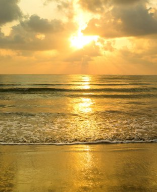 Güzel gökyüzü ve mavi deniz