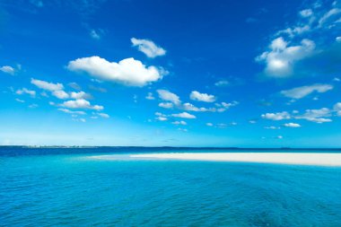 Güzel gökyüzü ve mavi deniz. Tropik plaj 