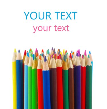 Beyaza izole edilmiş çeşitli renkli kalemler.