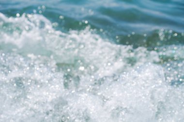 Deniz dalgası kumsalda