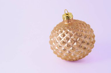 Beyaz arka planda Noel topu