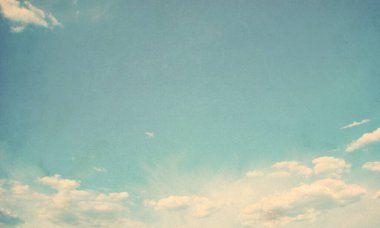 Mavi gökyüzünde beyaz bulutlar