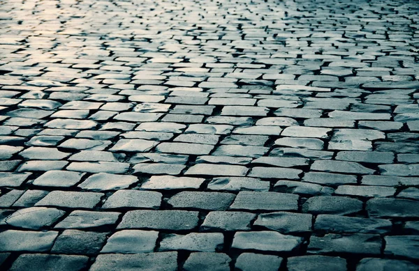 arka plan olarak Arnavut kaldırımlı yol