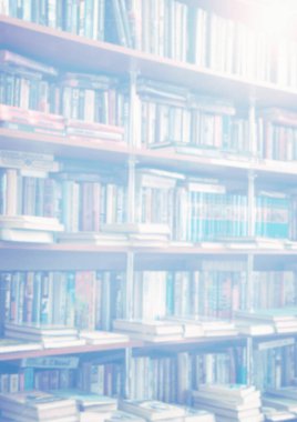 arka plan tasarımınız için Kütüphane içinde bulanık bookshelf