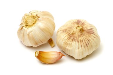 Beyaz arkaplanda sarımsak izole edilmiş.