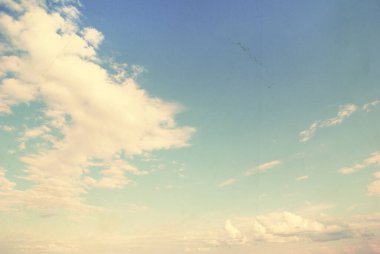 Mavi gökyüzündeki bulutlar