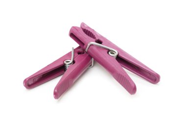 Beyaz arka plan üzerinde renkli giysiler pin