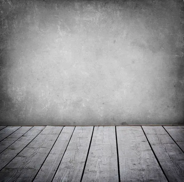 Grunge duvar ve ahşap yerde, bir oda dolusu iç panelli.