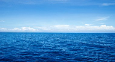 Güzel gökyüzü ve mavi deniz