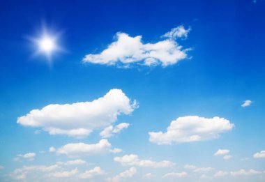 Mavi gökyüzünde beyaz bulutlar