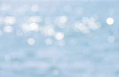 Deniz arka planındaki ışıklar. Dalgalar.