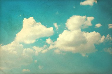 Mavi gökyüzünde beyaz bulutlar